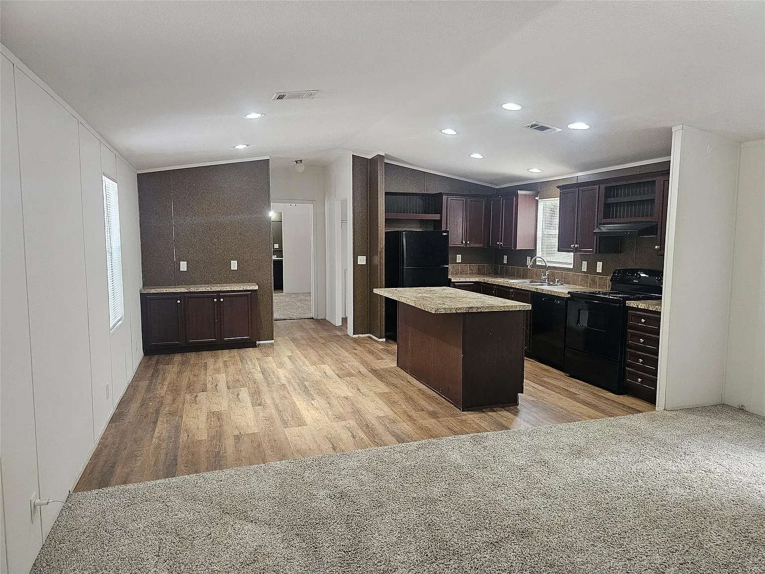 3 bed, 2.0 bath, 1330 sqft, $1,300 — Photo 3