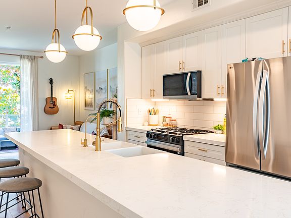 5th image of 810 Harbor Cliff Way Unit 223