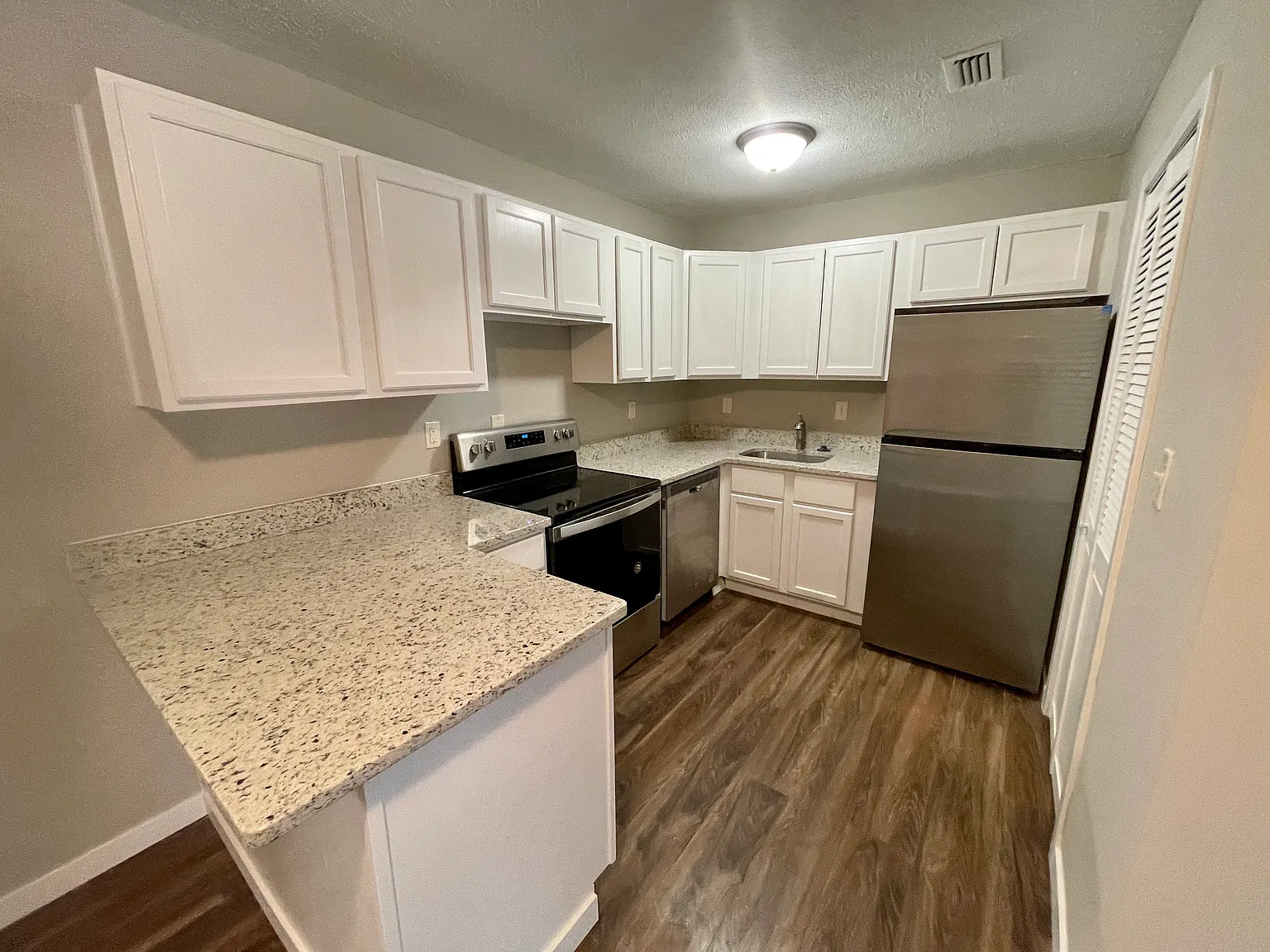 2 bed, 950 sqft, $1,500 — Photo 3