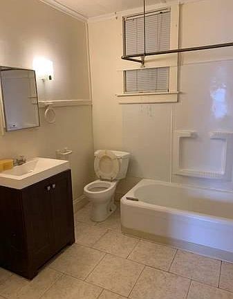 Spacious bathroom with plenty of room for extra storage!