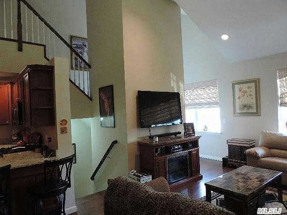 3rd image of 169 Spring Dr #169