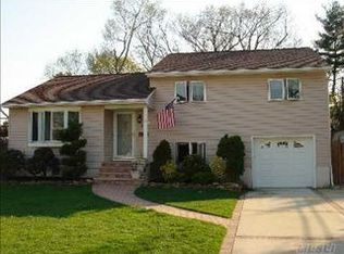 19 Gate Ln, Levittown, NY 11756