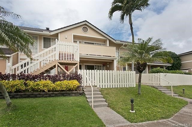 Clean well maintained unit in a great location, near recreation area, pool, and visitor parking. Property is well maintained, nicely planted.