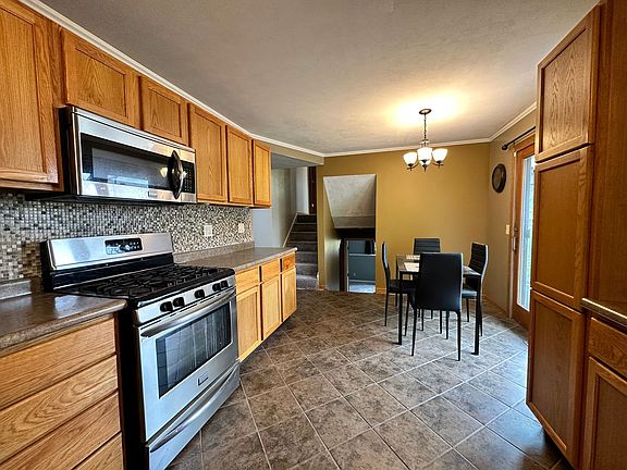 5th image of 104 W Acacia Blvd