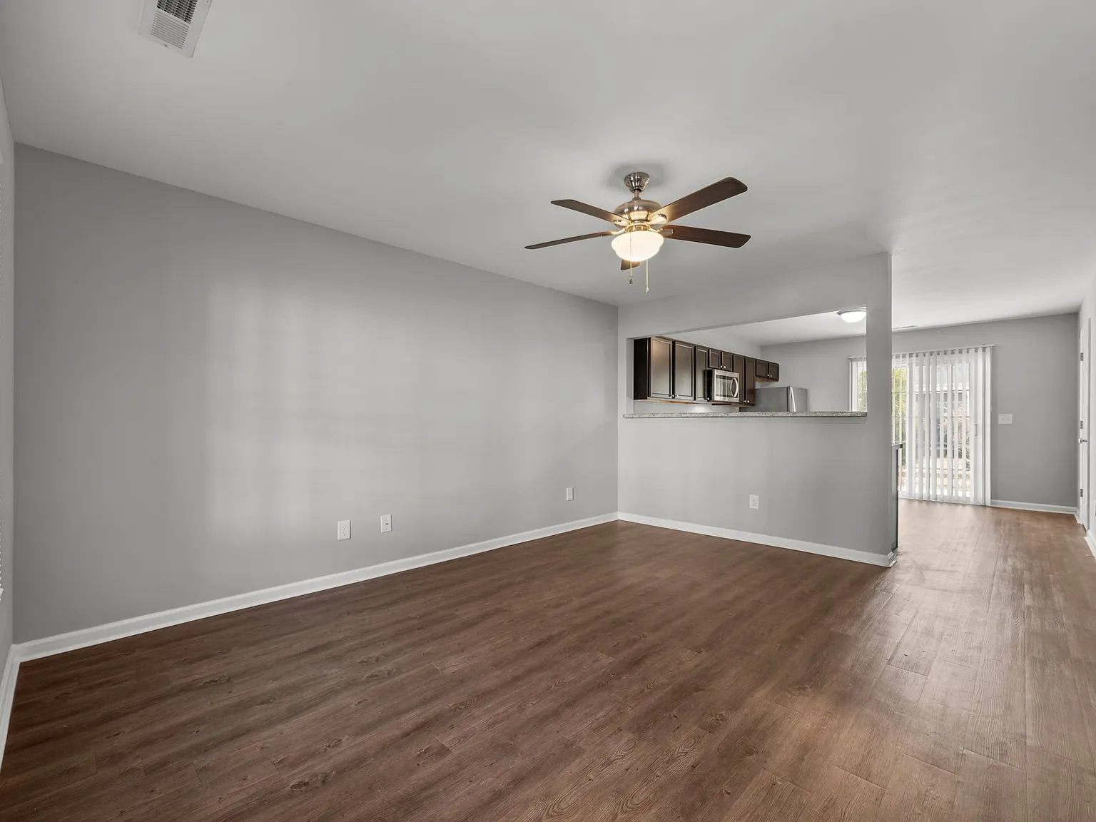 2 bed, 2.5 bath, 1026 sqft, $1,200 — Photo 2