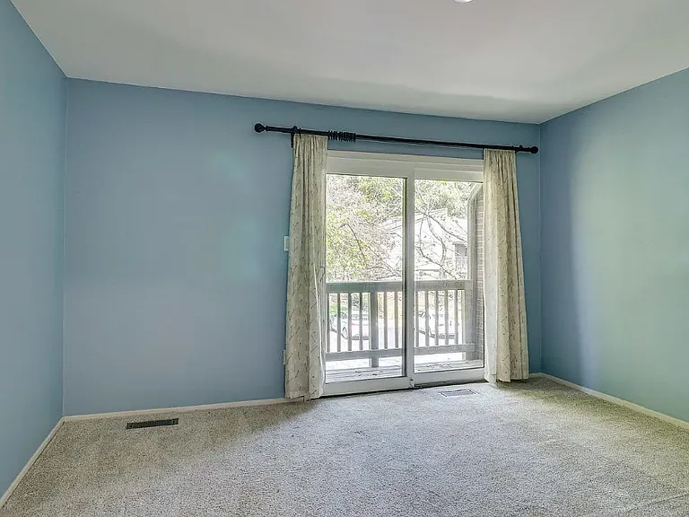 2210 Glencourse Ln — Photo 5
