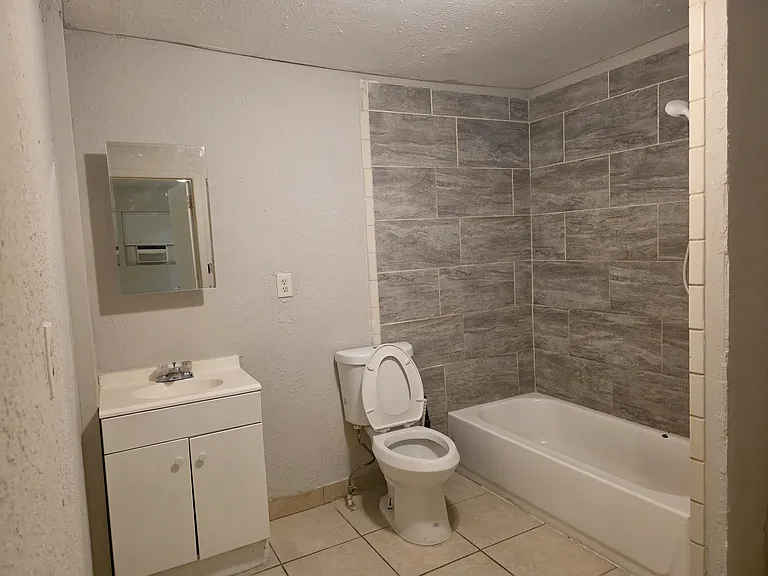 1211 NE 11th St #5 — Photo 8