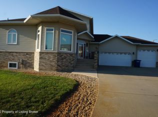 712 20th St W, Dickinson, ND 58601