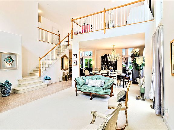5th image of 28 Hamlet Woods Dr