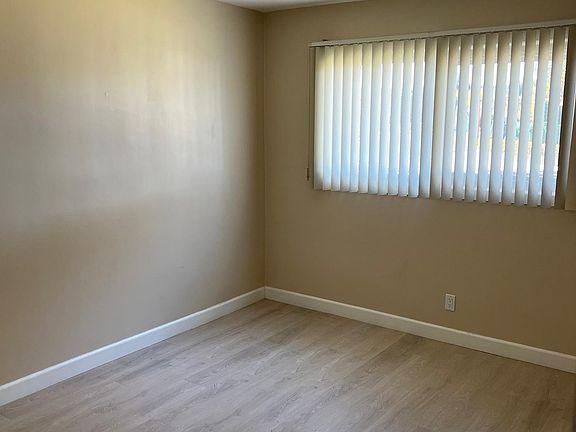 4th image of 23468 Sheltondale Ave