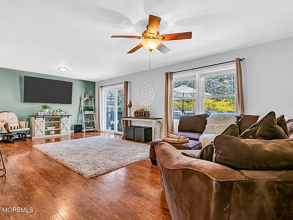 3rd image of 520 Pheasant Lane