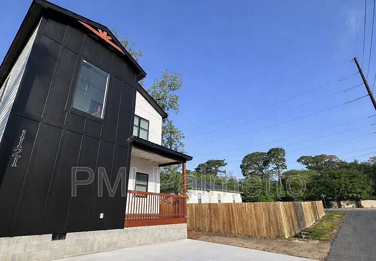 1121 Zeigler St #B — Photo 2