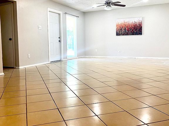 4th image of 1105 Highbush Dr