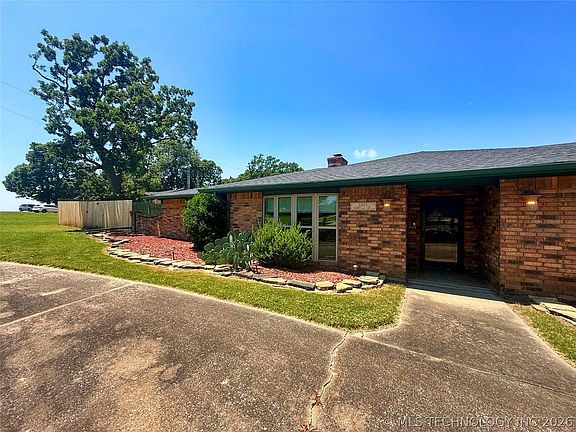 4th image of 1311 Hillcrest Dr