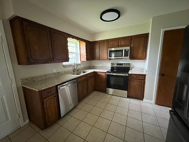1512 Patricia Dr — Photo 5