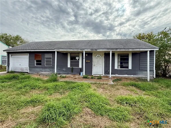 118 Massanet St, Port Lavaca, TX 77979