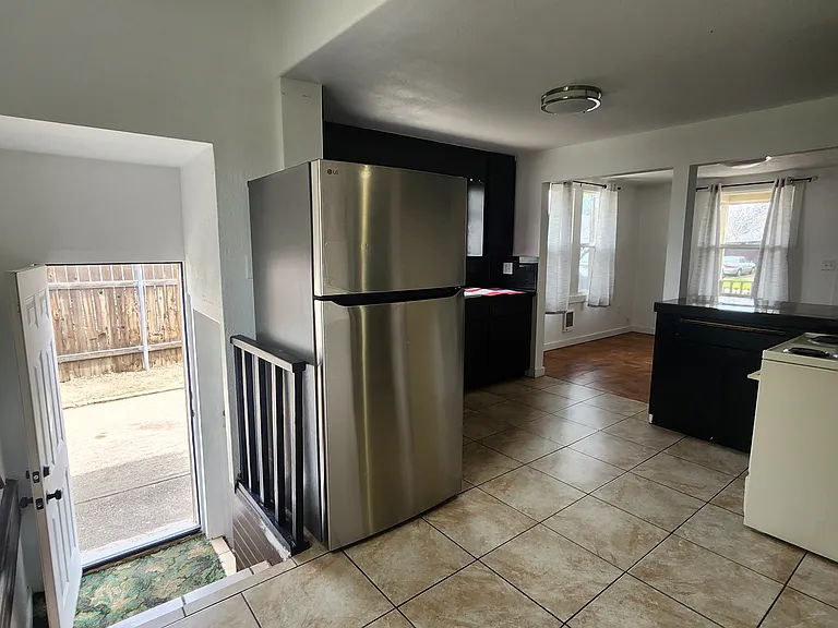 424 W Chestnut St — Photo 8