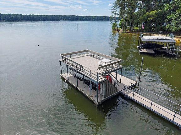 3rd image of 224 Lakeshore Cir SE