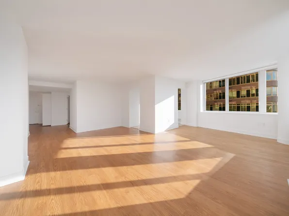 160 Riverside Boulevard image 6 of 17