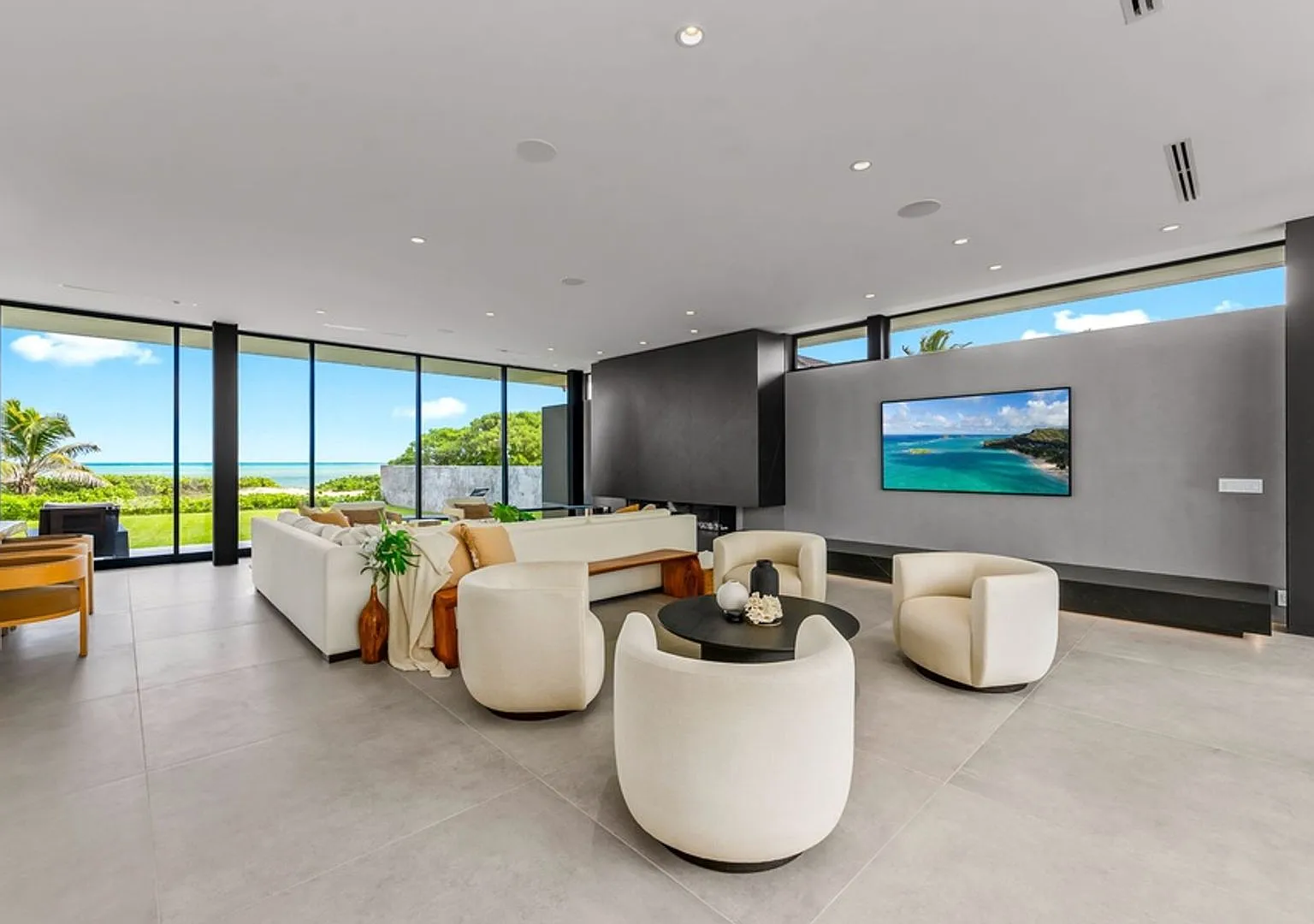 Kailua Beach Escape: Luxury Beachfront Estate w/ Pool, Hot Tub, Lanai & Ocean Views — Photo 2