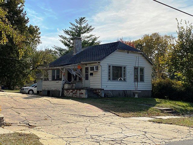 2nd image of 1004 Jackson St