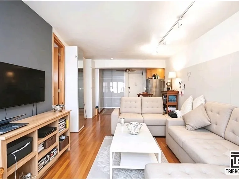 200 E 28th St #5D — Photo 2