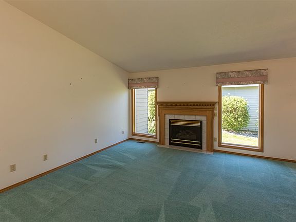 5th image of 6420 N Royal Cres