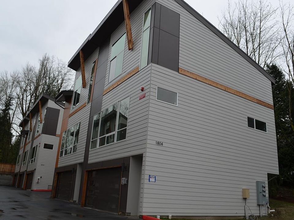 Built 2016, modern design with vaulted ceilings