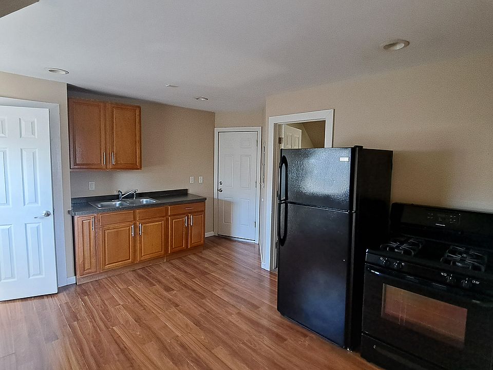 1st image of 114 Cable St APT 3
