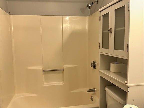5th image of 424 Smithfield Ave APT 6