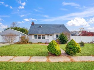 1 Glen Ln, Copiague, NY 11726