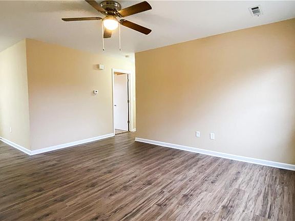 4th image of 331 W Swallow Cir
