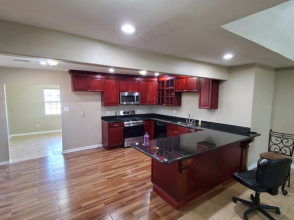 3rd image of 68 Packenham Ave
