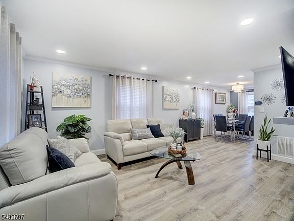 3rd image of 605 Crescent Dr