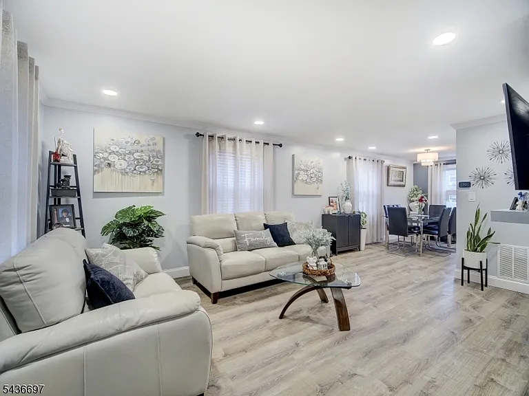 605 Crescent Dr — Photo 3