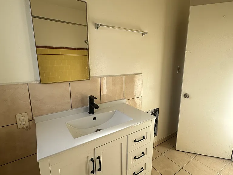 4730 Franklin Ave #9 — Photo 9