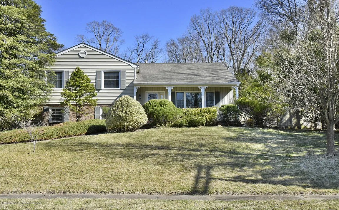 82 Robbins Ct photo 1