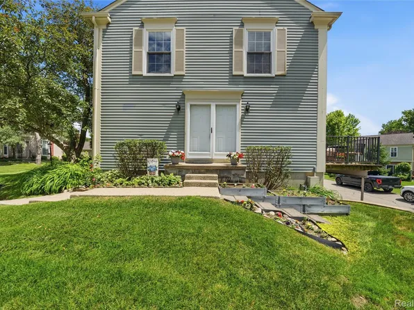 1319 Wagon Wheel Ln, Rochester, MI 48306