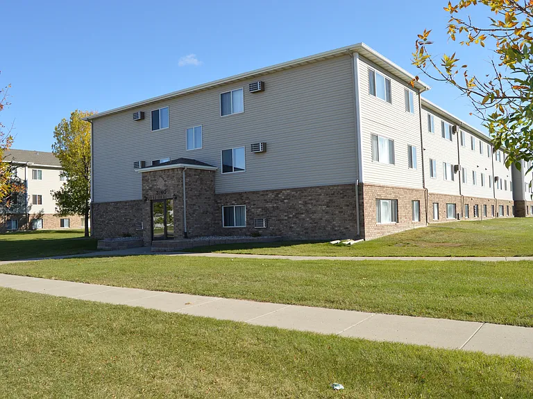 Fargo, ND Sterling Park Apartments | Exterior