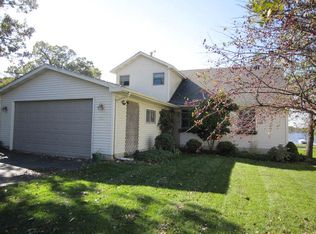 40630 N Lake Bluff Dr, Antioch, IL 60002