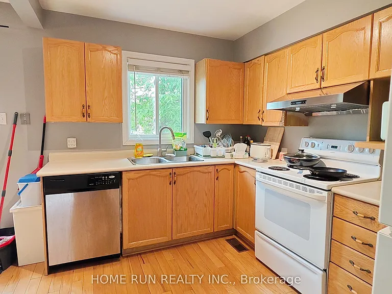 152 Thornbury Cres — Photo 13