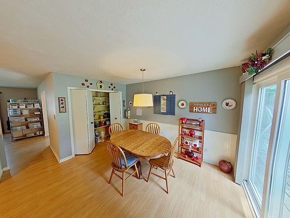 4th image of 22042 Hanover Dr