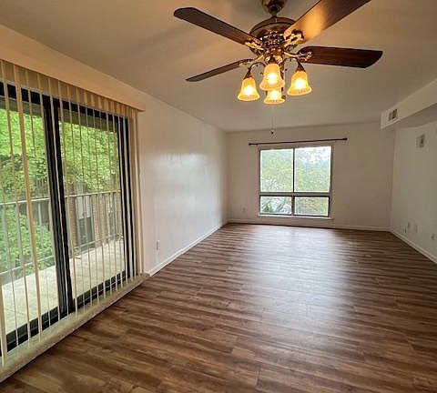 3rd image of 842 Putnam Blvd #B