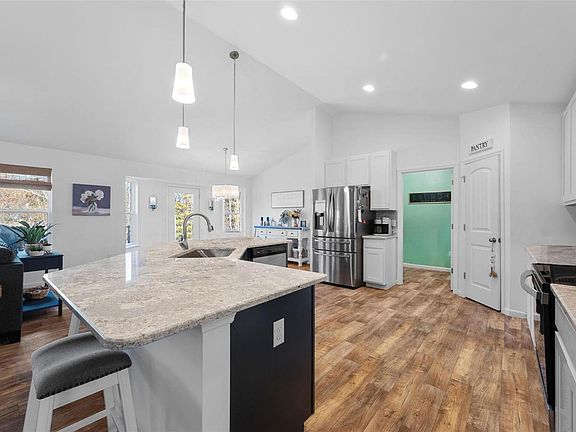 5th image of 525 Hickory Knoll Dr