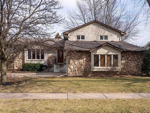 2nd image of 3925 Tam O Shanter Dr
