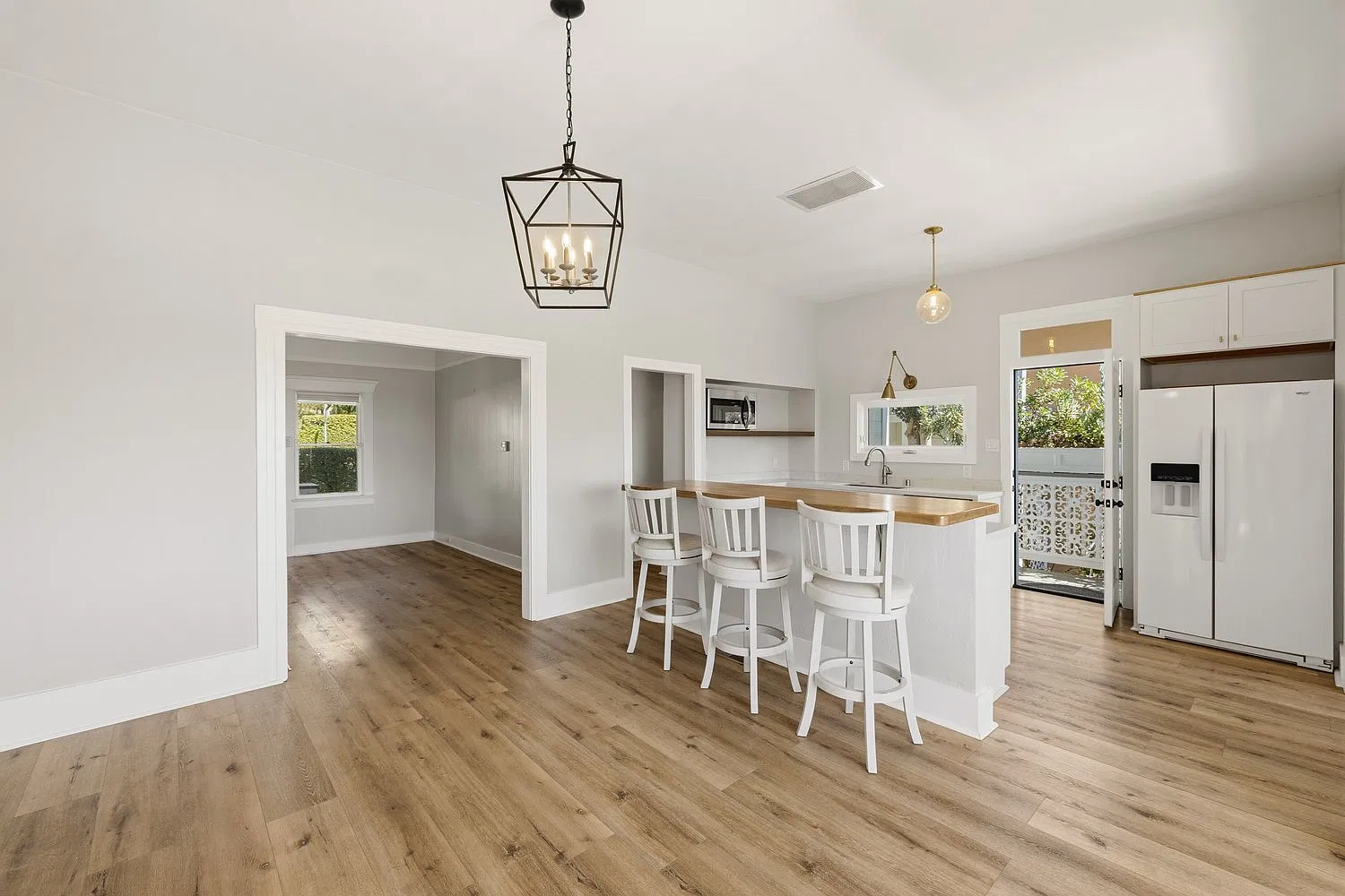 3 bed, 1379 sqft, $6,150 — Photo 4