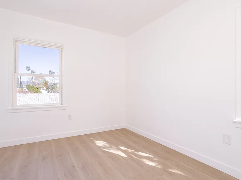 11604 Haynes St — Photo 9