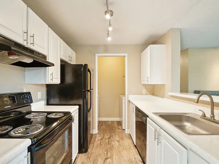 Spinnaker Apartments — Photo 13