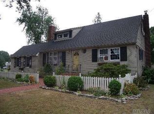 2 Sylvia Dr, West Islip, NY 11795