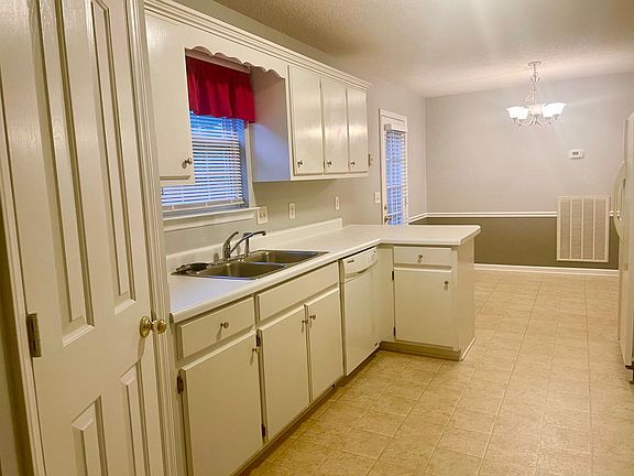 2nd image of 915 Soloman Ct
